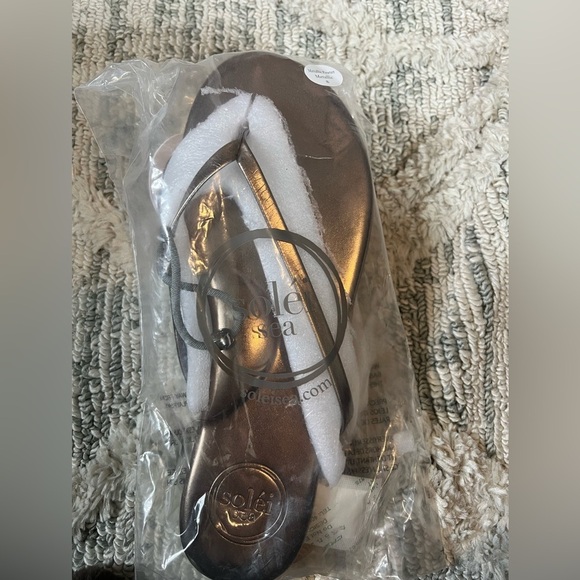 Soléi Sea Shoes - NWT Soléi Sea Indie Flip-Flop Sandals – Metallic Pewter